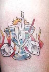 Keindahan seksi dan pola tato warna nyala di gelas