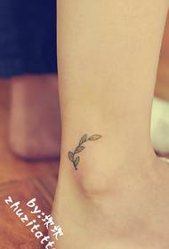 Fris en elegant klein boompje tattoo-patroon