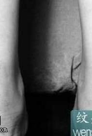Motif de tatouage à la jambe