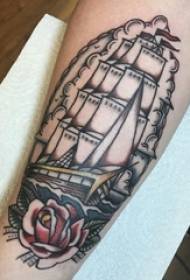 Pojkararmar på svartgrå skiss Stingtips Kreativ segling Vacker tatueringsbild