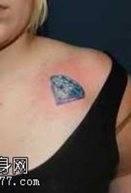 Patrón de tatuaje de diamante flash en el pecho