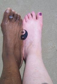 Par nog yin in yang trač dve in pol vzorec tatoo