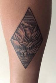 Schoolgirl kalf op swart punt tatoeëring geometriese ruit abstrakte lyn landskap natuurskoon tatoo prentjie