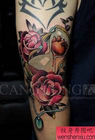 Modellu di tatuaggi di rose rosa bella clessidra