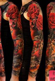 Een prachtig mooie bloem arm rose tattoo patroon