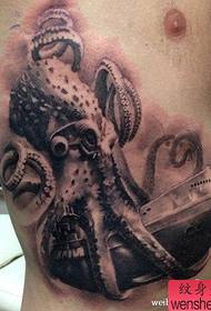 Miespuolinen vyötärö erittäin komea mustekala ja höyrylaiva tatuointikuvio