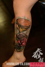 女孩腿的精美沙漏和玫瑰紋身圖案