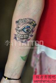 Gumagawa ang tattoo na tattoo sa pulso ng Bagong Paaralan