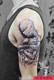 Рука классическая классная татуировка мумия