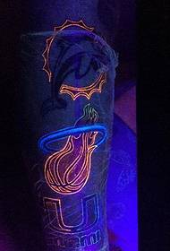 Прекрасна боја флуоресцентна невидлива шема на тетоважи