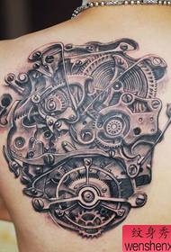 Berniuko graži mechaninė tatuiruotė ant nugaros