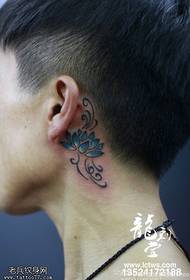 Patrón de tatuaxe de loto detrás da orella