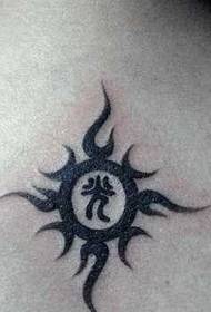 beau motif populaire de tatouage de soleil Totem