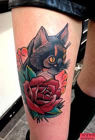 Iesakiet kaķu rožu tetovējumu augšstilbā
