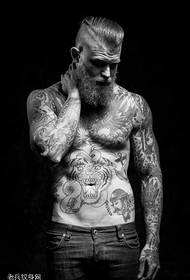 Europski i američki uzorak tetovaža muškarca seksi brade