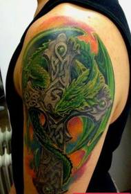 Fermoso brazo de dragón e cruz de tatuaxe