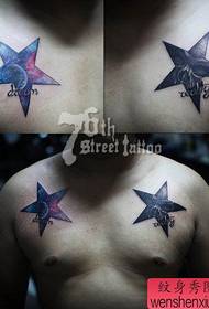Jungen beliebt auf der Brust, cooler fünfzackiger Stern und sternenklares Tattoo-Muster