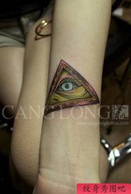 Modèle populaire de tatouage «yeux dans les yeux» populaire aux poignets des filles
