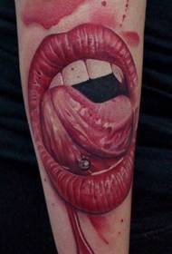 een enge lip-tatoeage op de arm