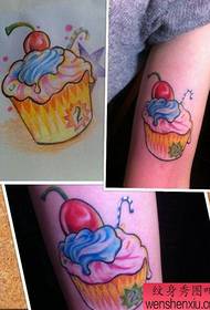 Muoti tyttö käsivarsi jäätelö tatuointi malli