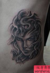 Faʻavae pito i lalo le matagofie o le togafitiga Medusa tattoo