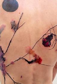 Inkoustové tetování ukazující vitalitu přírody