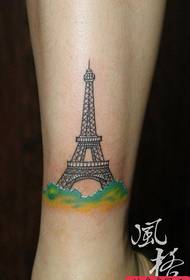 Un patrón de tatuaxe parisiense popular da torre Eiffel