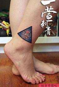 腿上精美的三角星紋身圖案