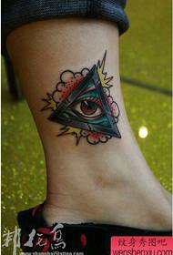 Patrón de tatuaxe de ollos populares clásicos de becerro para nenas