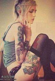 Femaleенска личност тетоважа шема