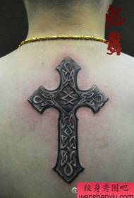 Berniukams gražus klasikinio tatuiruotės modelio kryžius