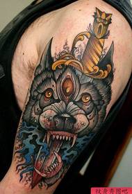Een dominante Europese en Amerikaanse wolfskop-tatoeage op de grote arm