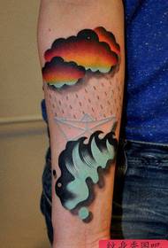 Arm et klassisk populært sort sky tatoveringsmønster