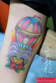 Mga sikat na pattern ng mainit na air balloon tattoo sa loob ng mga braso ng mga batang babae