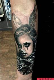 Anbefaler en horror bunny tatovering på armen