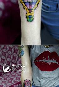 Patró de tatuatge de globus aerostàtic amb diamant de braç de braça de nena