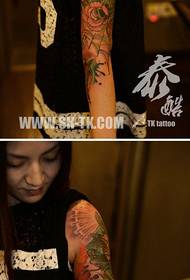 Roka čudovito priljubljen vzorec lepotne tetovaže