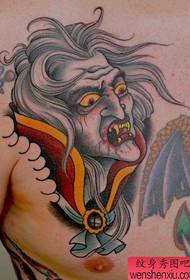 Un modello di tatuaggio classico vampiro vampiro maschio