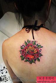 सुंदर यूरोपीय और अमेरिकी शैली ने सुंदर महिला की पीठ पर टैटू पैटर्न को गुलाब दिया