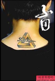 дерев'яний трикутник візерунок татуювання на спині дівчини