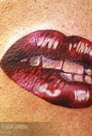 Recommend a beautiful lip print tattoo pattern