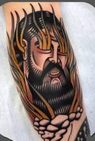 Slika tamnocrvene tetovaže sa strašnim užasom