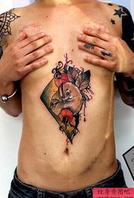 Priporočite čudovito ptičjo tetovažo pod prsmi