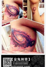 Satriecošs klasiskas krāsas zvaigžņotas debesis tetovējums rokas iekšpusē