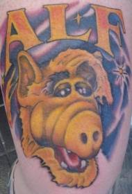 Finom Alf portré tetoválás a lábán