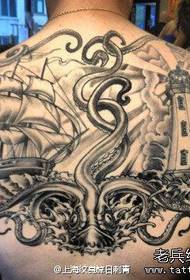 Patrón de tatuaxe de veleiro clásico de faro de polbo