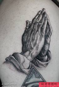 Um padrão de tatuagem de mão de oração popular clássico