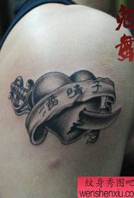 Roku ar dunci, sirds tetovējums