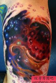 Colorido tatuaje de cielo estrellado en el interior del brazo