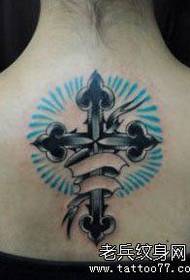 Skaists muguras skaists krusta tetovējuma raksts
